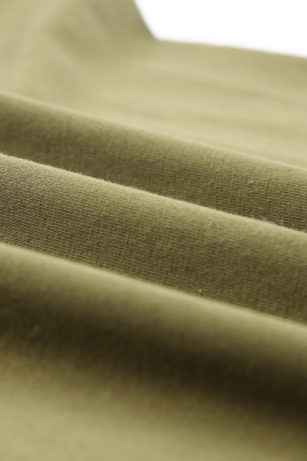 Ensemble détente composé d'un débardeur vert à col rond et d'un short à volants et cordon de serrage 