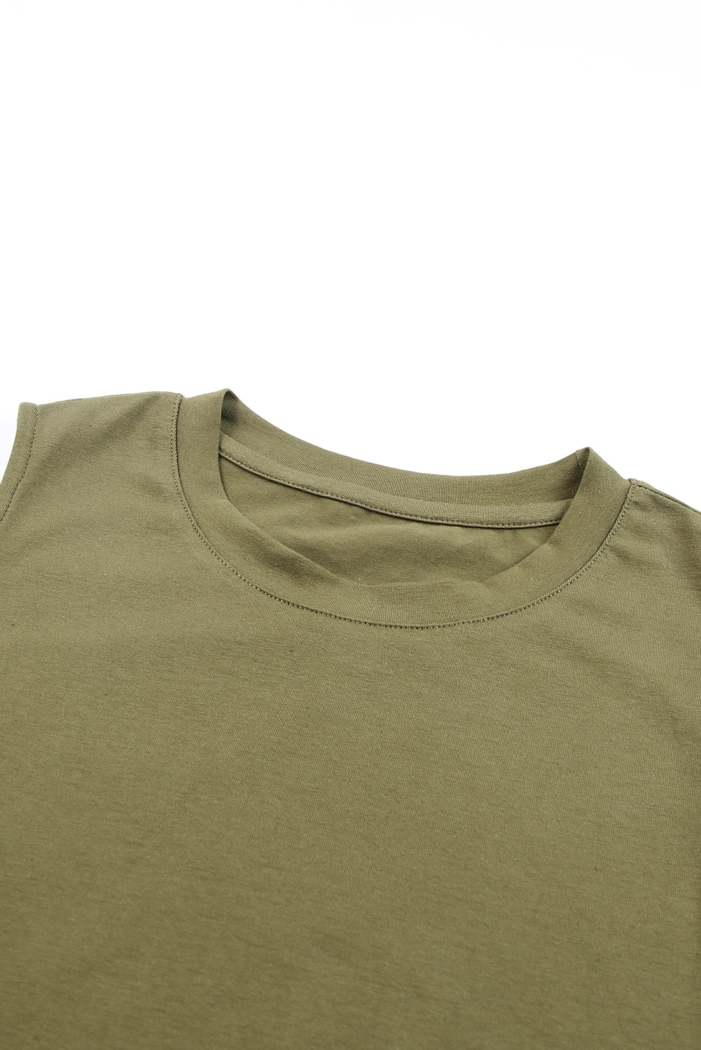 Ensemble détente composé d'un débardeur vert à col rond et d'un short à volants et cordon de serrage 