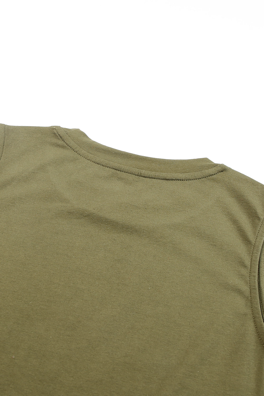 Ensemble détente composé d'un débardeur vert à col rond et d'un short à volants et cordon de serrage 