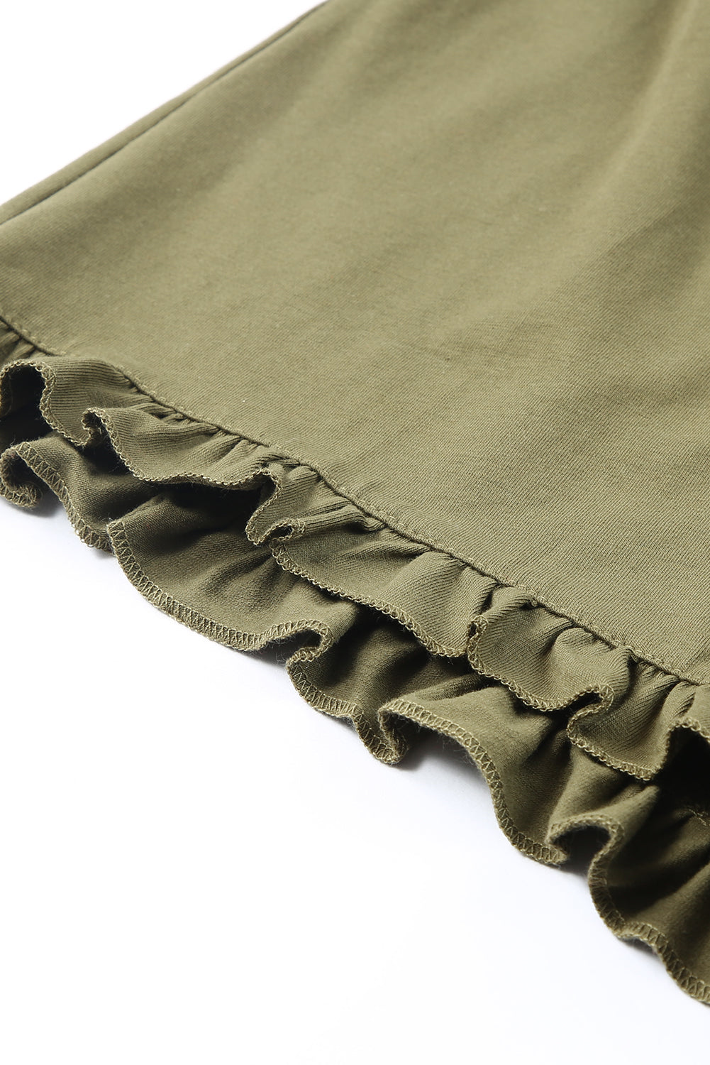 Ensemble détente composé d'un débardeur vert à col rond et d'un short à volants et cordon de serrage 