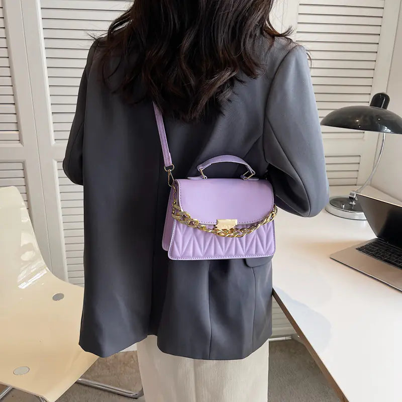 Chic Women's Crossbody Bag with Chain Strap (2022)