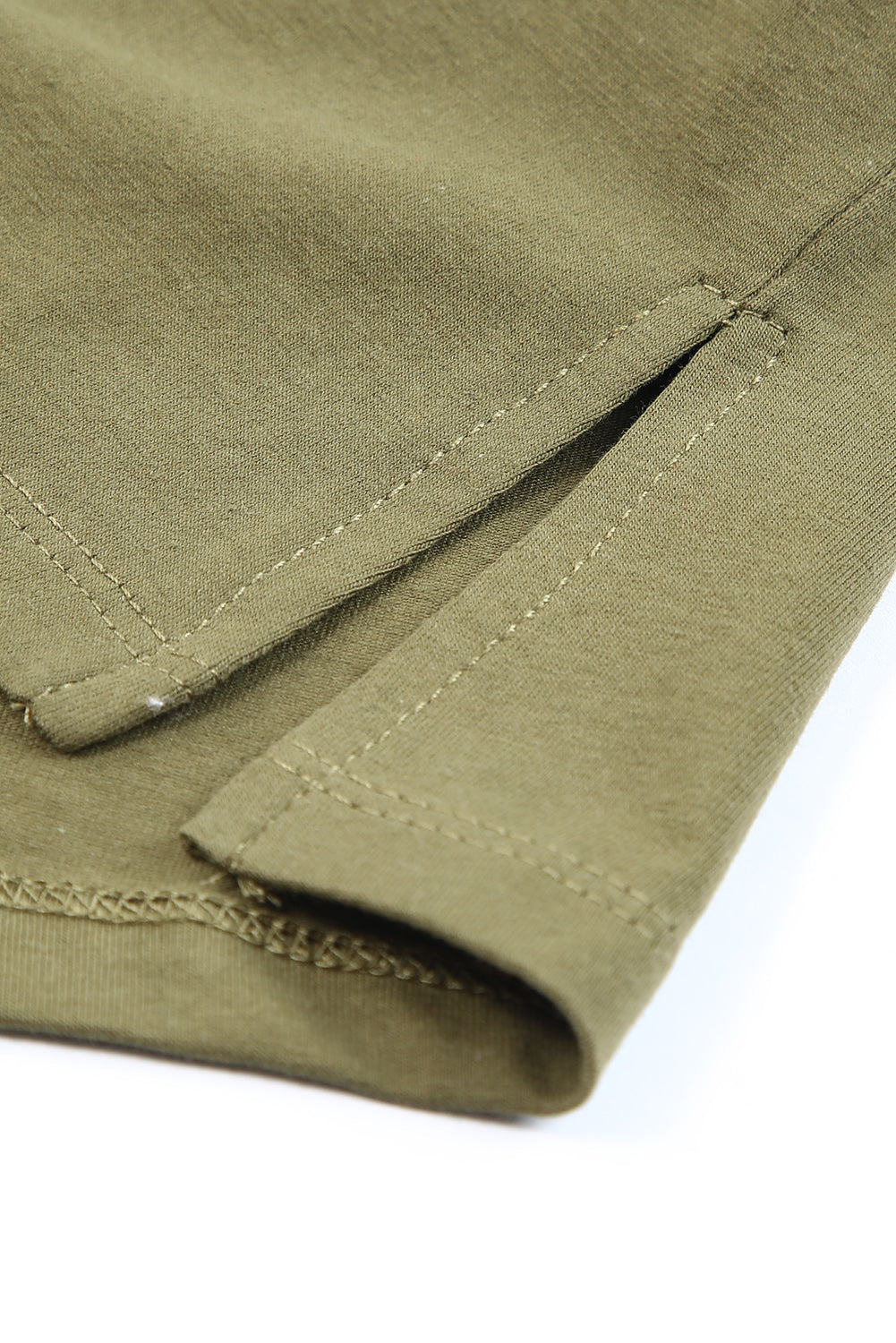 Ensemble détente composé d'un débardeur vert à col rond et d'un short à volants et cordon de serrage 