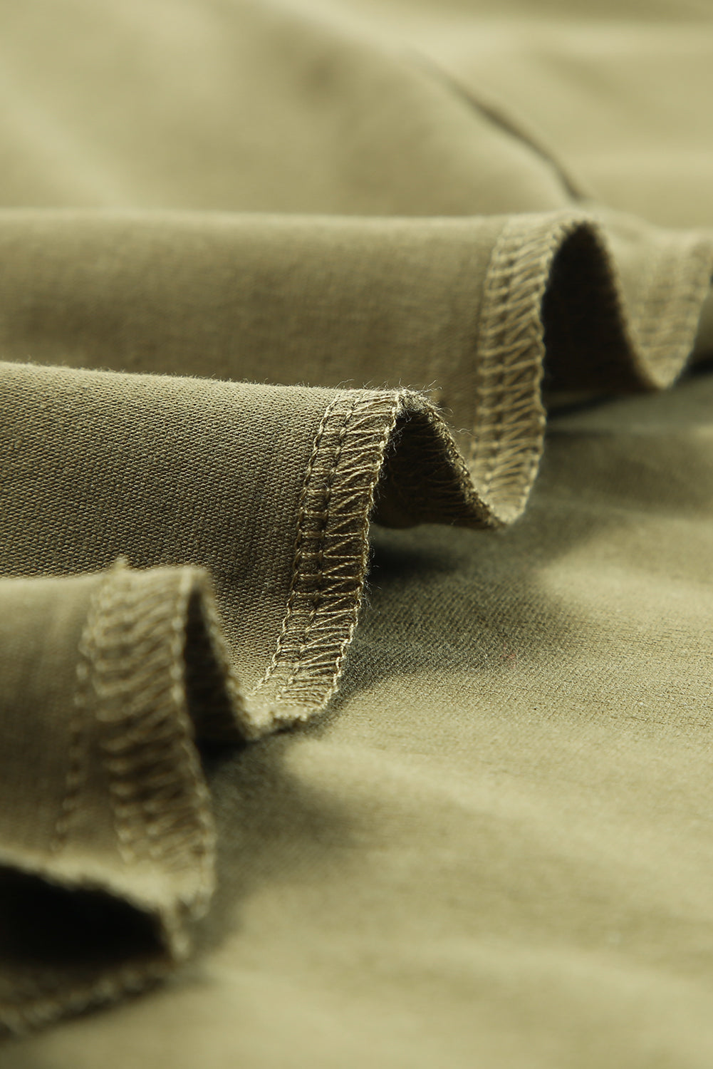 Ensemble détente composé d'un débardeur vert à col rond et d'un short à volants et cordon de serrage 